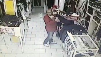 nuevo golpe de mecheras en un comercio cipoleno quedo grabado por las camaras nuevo golpe de mecheras en un comercio cipoleno quedo grabado por las camaras