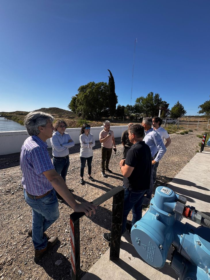 Cambio climático reduce 43% agua en cuenca del río Negro; riego mitiga sequía y asegura producción ganadera.