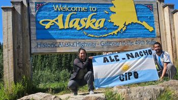 Ale y Nacho con la bandera de Cipo que los acompañó en cada kilómetro a bordo de la Kangoo. Ale y Nacho con la bandera de Cipo que los acompañó en cada kilómetro a bordo de la Kangoo.