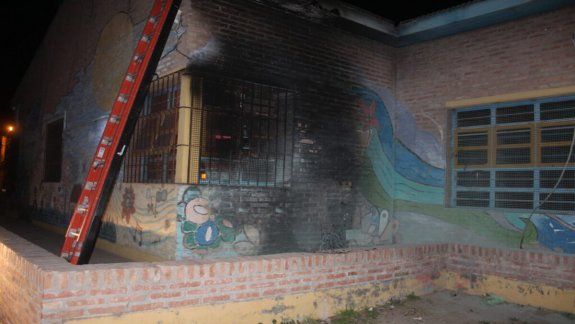 Prendieron fuego un colchón en la ventana de un jardín y escaparon