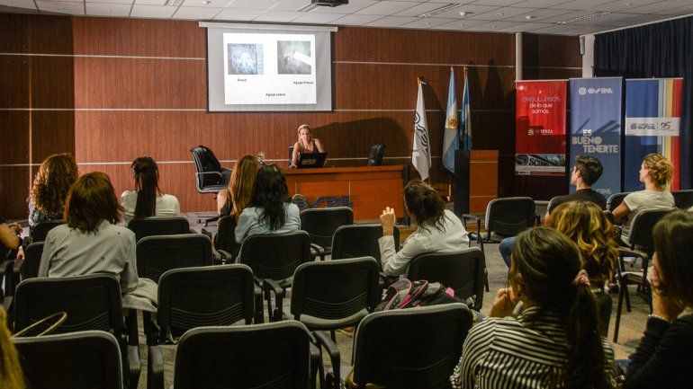 La doctora Jorgelina Salonia estuvo a cargo de la charla orientada a profesionales sobre nueva tecnología para diagnóstico mamario.