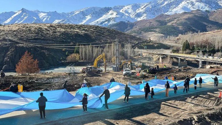 Emocionante: así llevaron la bandera más larga de Neuquén en Andacollo