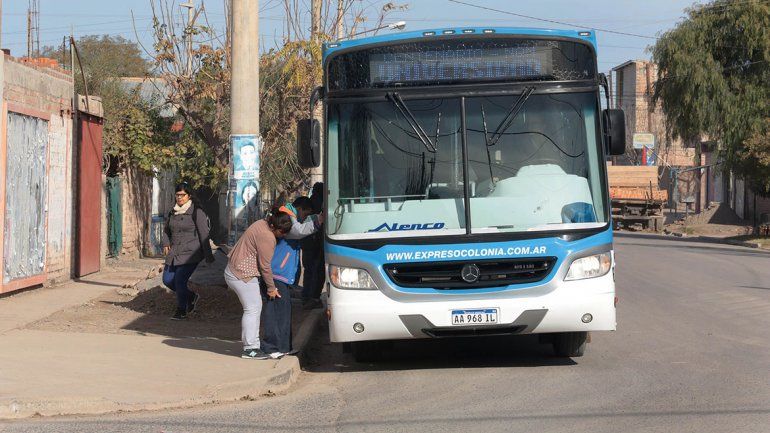 Ir de Centenario a Neuquén en cole cuesta más de $30