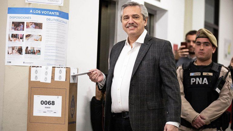 Alberto Fernández votó y puso en duda el recuento