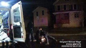 Terrible: video muestra cómo la Policía lo asfixia hasta la muerte