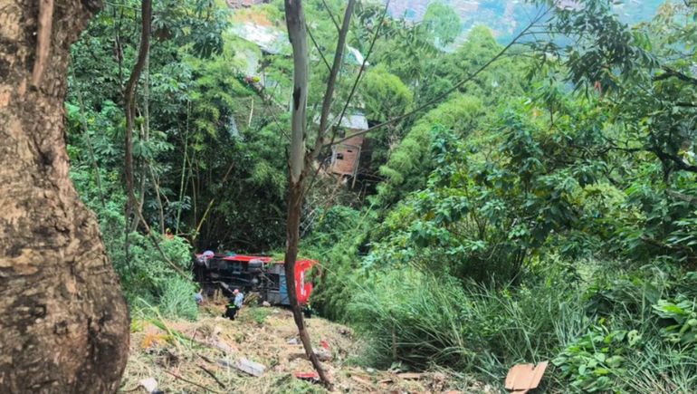 El alcalde de Medellín dijo que el colectivo se precipitó a un abismo de aproximadamente 50 metros.