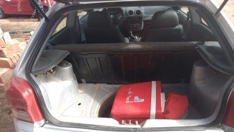 En el auto de los delincuentes encontraron parte de los elementos robados en la remisería.
