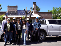 Directivos y personal de CALF Renova, junto a la propietaria de la vivienda que instaló los paneles solares. Directivos y personal de CALF Renova, junto a la propietaria de la vivienda que instaló los paneles solares.