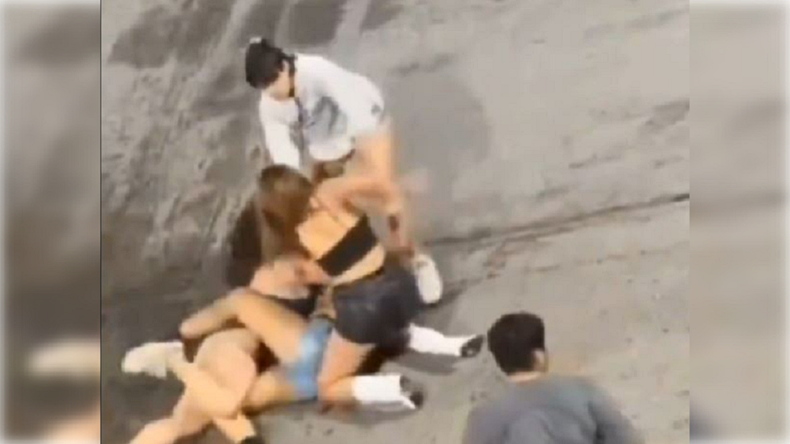 La violenta pelea de mujeres ocurrió en pleno centro capitalino. | LM Neuquen La violenta pelea de mujeres ocurrió en pleno centro capitalino.