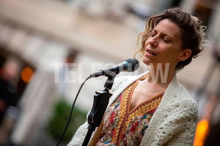 Elena Roger cantando en la boda de Jésica Cirio. Elena Roger cantando en la boda de Jésica Cirio.
