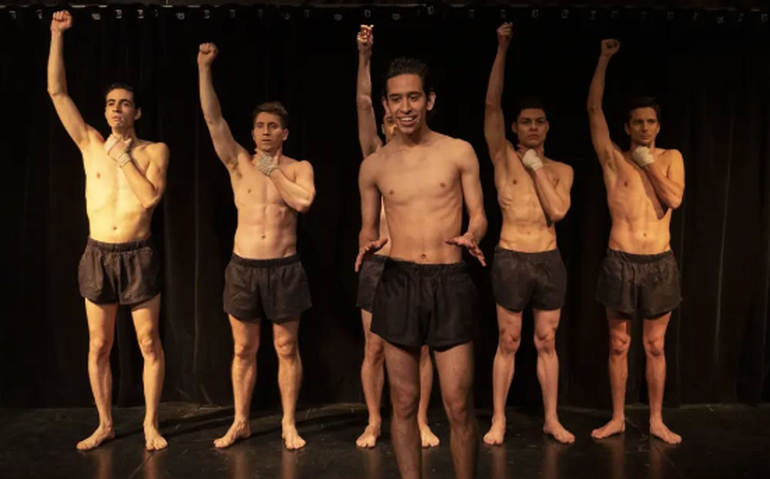 Bruno Rondini en la obra de teatro Chicos Lindos. Bruno Rondini en la obra de teatro Chicos Lindos.