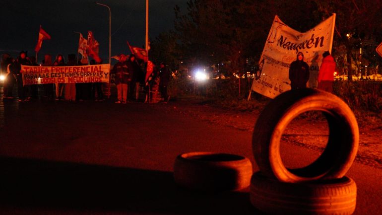 Ceramistas cortan la Ruta 7 desde la madrugada. Ceramistas cortan la Ruta 7 desde la madrugada.