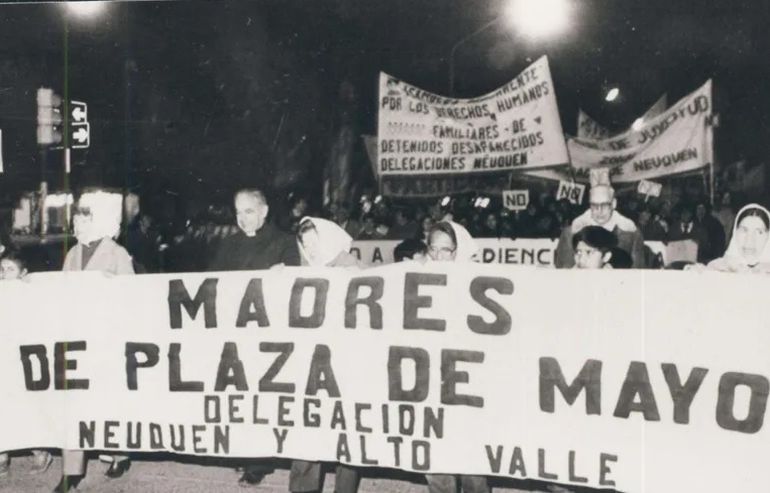 Primeras marchas que realizaron las Madres en Neuquén. Primeras marchas que realizaron las Madres en Neuquén.