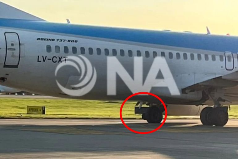 El neumático del avión de Aerolíneas Argentinas. El neumático del avión de Aerolíneas Argentinas.