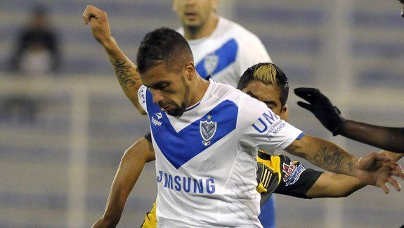 jugador de velez, en medio de una pelea en un boliche