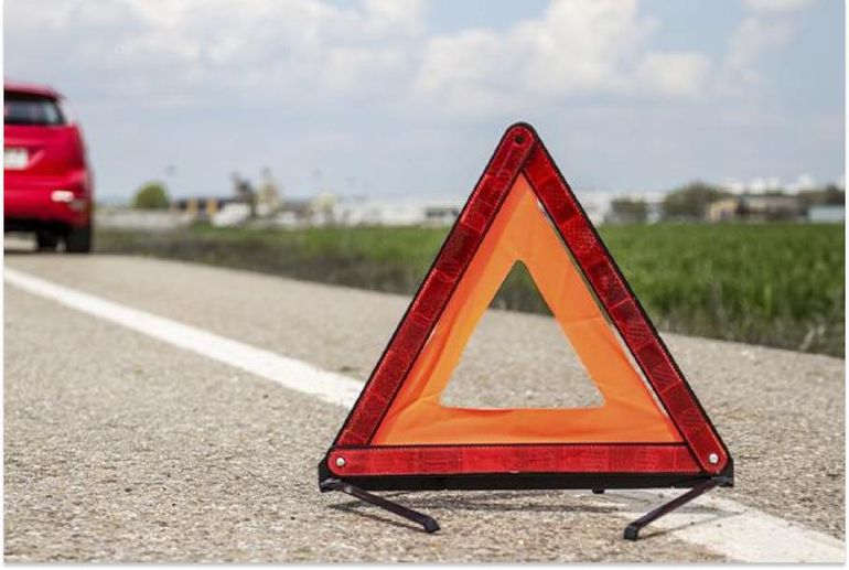 Siempre que vayas a cambiar una rueda, estacioná en la banquina y poné las balizas. Siempre que vayas a cambiar una rueda, estacioná en la banquina y poné las balizas.