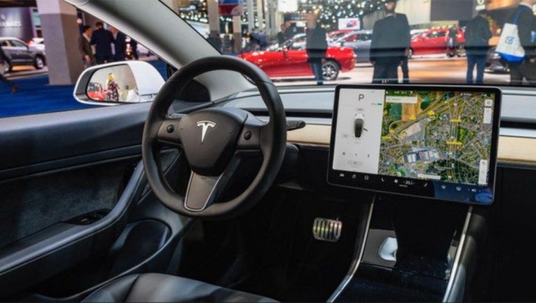 EE.UU. investiga a Tesla por la función de juegos