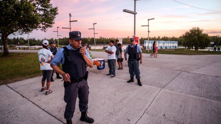 La Policía acudió al Paseo de la Costa el sábado por una violenta pelea. Arriba, a la derecha, uno de los apuñalados. Los robos se dan en sectores alejados. La Policía acudió al Paseo de la Costa el sábado por una violenta pelea. Arriba, a la derecha, uno de los apuñalados. Los robos se dan en sectores alejados.