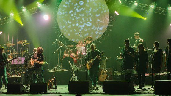 ambientación. Según explicaron desde la banda, la puesta audiovisual es diferente a la que venían utilizando.