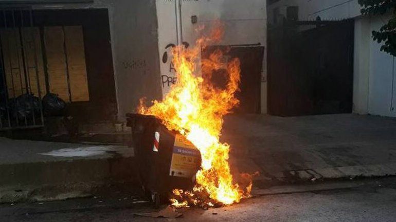 Vándalos volvieron a incendiar un contenedor... una vez más