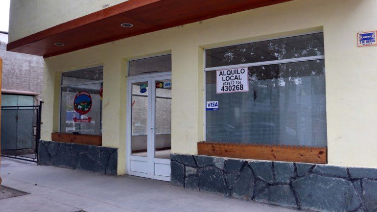 Un local comercial que cerró recientemente ahora está en alquiler.