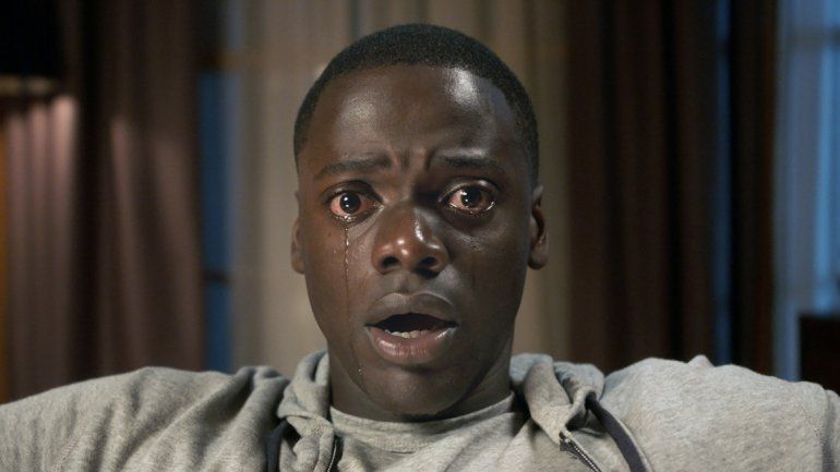 Chris Washington (Daniel Kaluuya) vivirá en carne propia el acoso y horror que hay detrás de los Armitage.