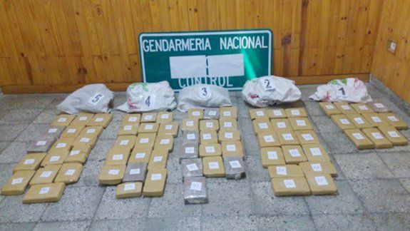 Gendarmería encontró cinco bolsas abandonadas contra el alambrado de un campo en la zona de Huarenchenque.