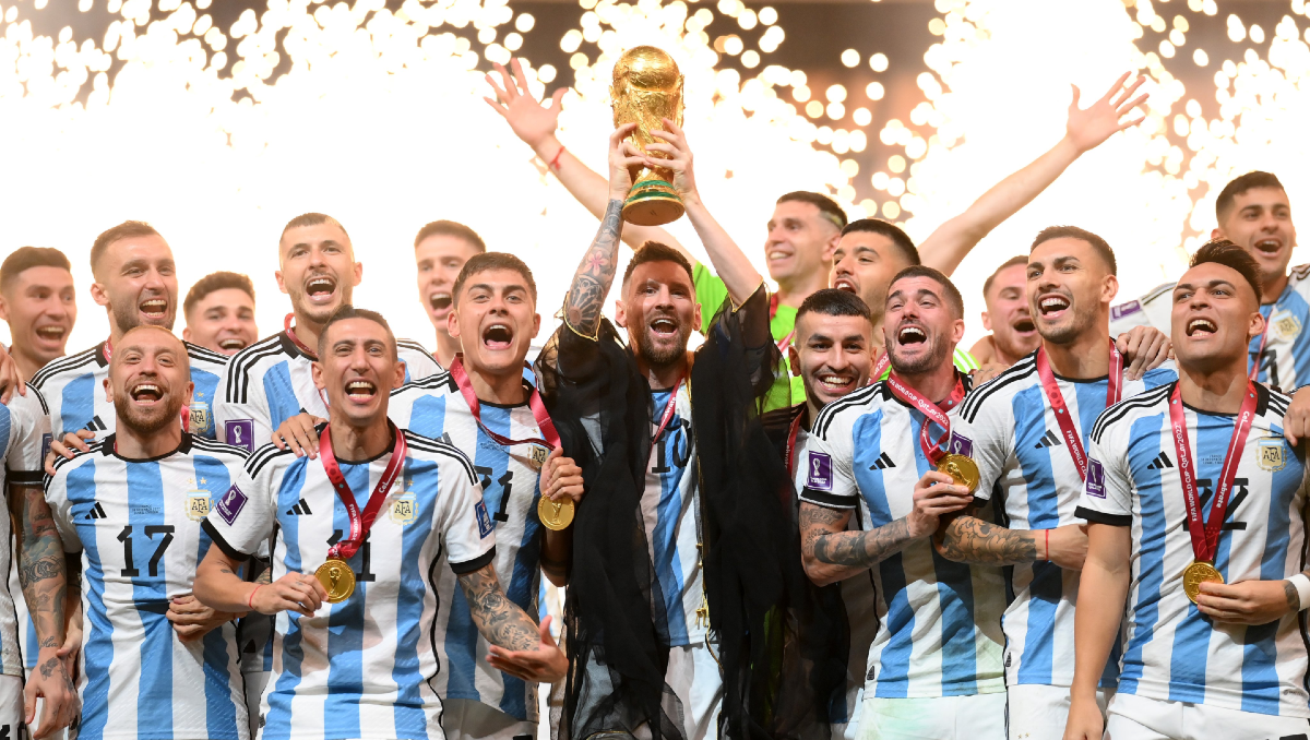 El momento eterno: Messi levantó la copa del mundo