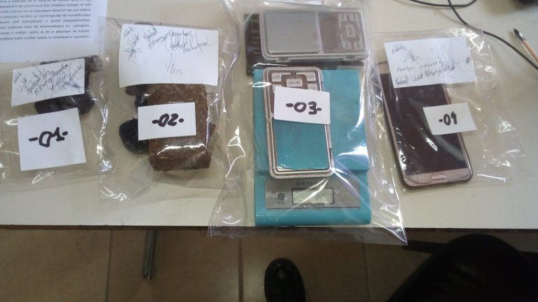 Secuestraron drogas y un arma de fuego en dos allanamientos