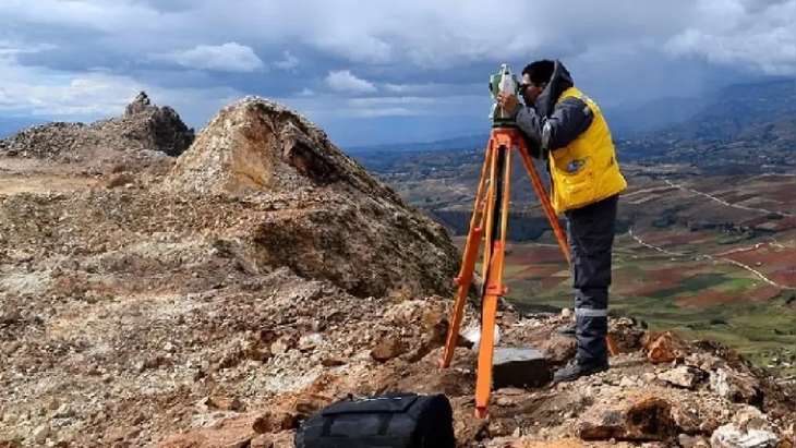 Barreras Regulatorias y Financieras: El aumento de riesgos geopolíticos, las mayores exigencias regulatorias (como los criterios ESG y la licencia social para operar) y los costos crecientes han provocado que los proyectos tarden, en promedio, un 40% más en alcanzar la fase de producción. Barreras Regulatorias y Financieras: El aumento de riesgos geopolíticos, las mayores exigencias regulatorias (como los criterios ESG y la licencia social para operar) y los costos crecientes han provocado que los proyectos tarden, en promedio, un 40% más en alcanzar la fase de producción.