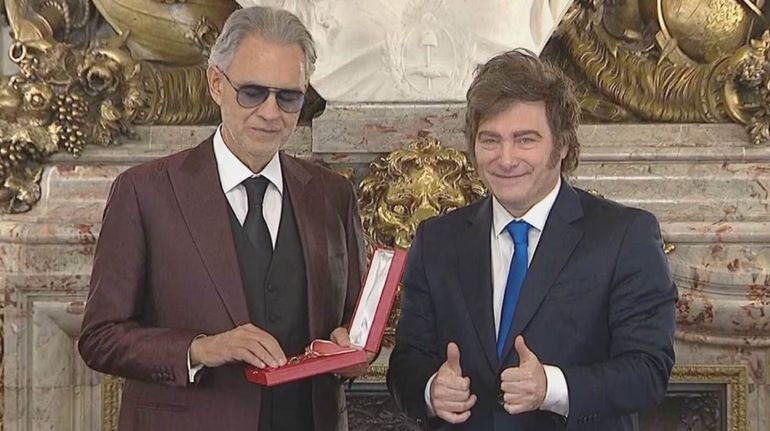 Andrea Bocelli recibiendo la “Condecoración de la Orden de Mayo” de parte de Javier Milei.