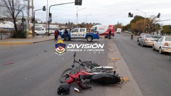 Sin licencia ni seguro, una motociclista cruzó en rojo y chocó a una ciclista