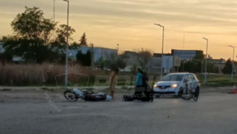 Joven motociclista perdió el control en el oeste, derrapó y debió ser hospitalizado