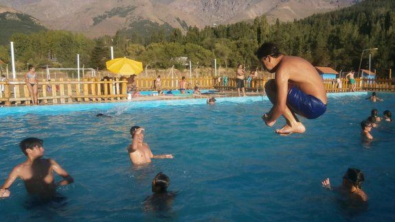 Huinganco le hace frente al calor con piscinas colmadas