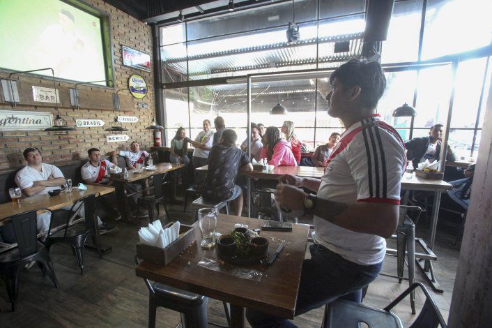 Los bares neuquinos estuvieron con mucha clientela futbolera (Agustín Martínez)