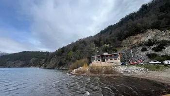 El hombre fue hallado en la costa del lago Lácar, en la desembocadura del arroyo Pocahullo.