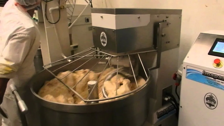 Murió ahorcada luego de que su bufanda se enganchara en una máquina amasadora