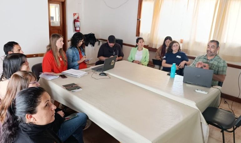 Operadores turísticos y autoridades se reunieron en Esquel para prever la actividad por el eclipse total anular. Operadores turísticos y autoridades se reunieron en Esquel para prever la actividad por el eclipse total anular.