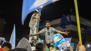 Un grupo de 2 mil hinchas se quedó hasta las 4 de la madrugada festejando en el monumento. Un grupo de 2 mil hinchas se quedó hasta las 4 de la madrugada festejando en el monumento.