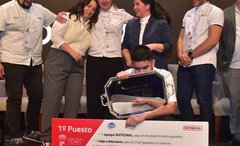 El chef de Comodoro Rivadavia, con Narda Lepes en el escenario de la premiación. El chef de Comodoro Rivadavia, con Narda Lepes en el escenario de la premiación.