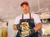 La familia que trajo los famosos sándwiches tucumanos a Neuquén y hoy tiene filas en su carrito del río