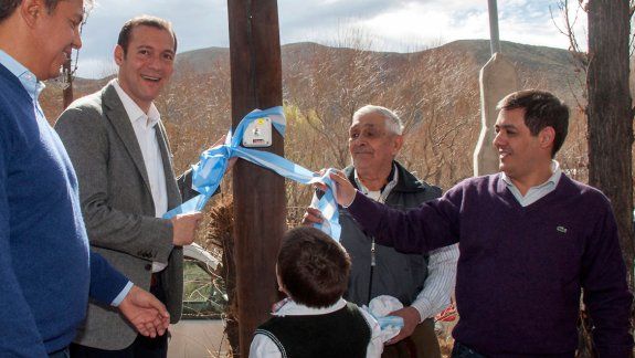 La semana pasada, el primer encendido de la luz eléctrica en Tres Chorros. El EPEN fue el encargado de realizar los tendidos de las redes que ahora son una realidad para los lugareños.