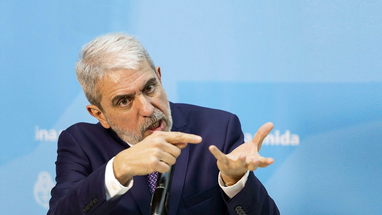 Aníbal Fernández, más duro, embiste a La Cámpora