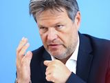 FOTO DE ARCHIVO: El ministro alemán de Economía y Acción Climática, Robert Habeck, habla durante una conferencia de prensa sobre las medidas para reducir las emisiones de dióxido de carbono y la
