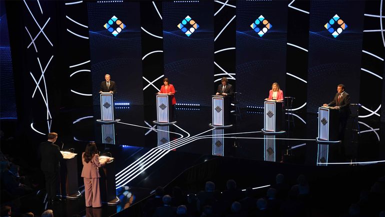 Los cinco candidatos se hicieron presentes en la UBA para el segundo debate presidencial. Los cinco candidatos se hicieron presentes en la UBA para el segundo debate presidencial.