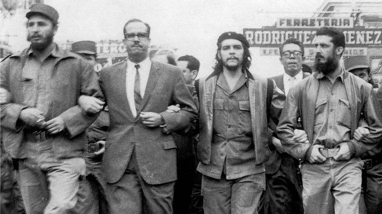 El Che Guevara se unió a Fidel Castro en México y juntos lideraron la Revolución Cubana.