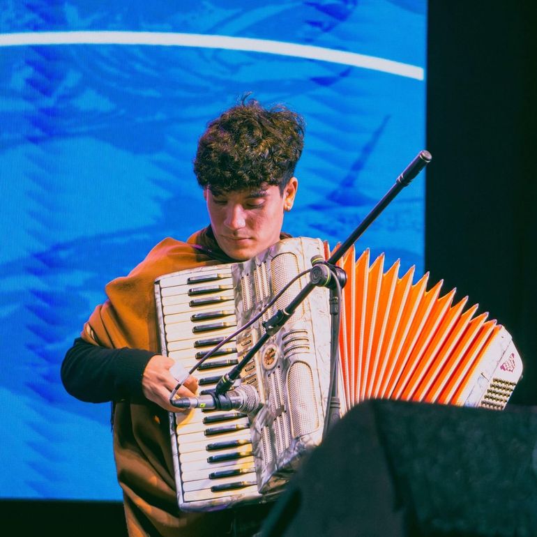 Marce Salas y su acordeón. Un artista de lujo que expone sus vulnerabilidades en el escenario. Marce Salas y su acordeón. Un artista de lujo que expone sus vulnerabilidades en el escenario.