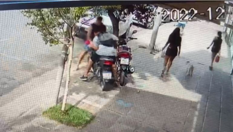 Indignante: a la vista de todos, se roban una moto en pleno centro