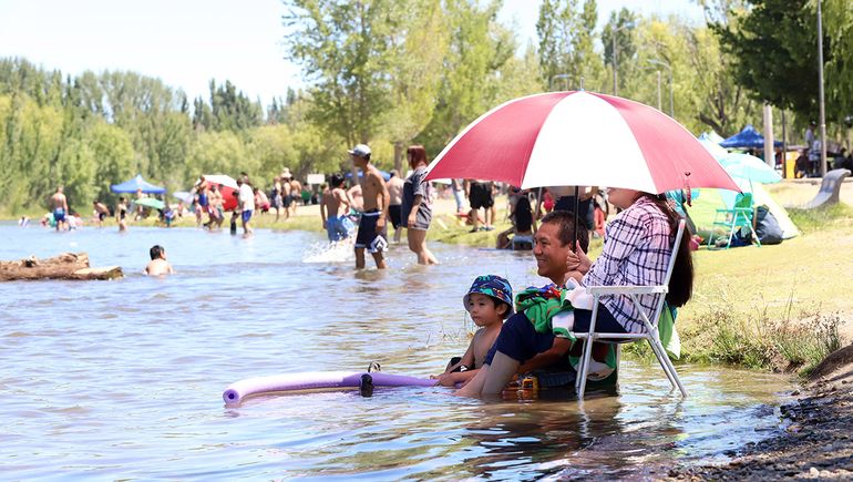 El calor no da tregua en Neuquén. Este domingo se espera otra jornada sofocante. El calor no da tregua en Neuquén. Este domingo se espera otra jornada sofocante.