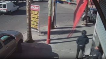 El momento en el que los motochorros atacaron brutalmente al comerciante quedó registrado en las cámaras de seguridad. El momento en el que los motochorros atacaron brutalmente al comerciante quedó registrado en las cámaras de seguridad.